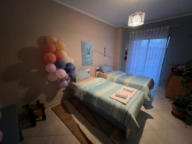 Korce, jepet me qera apartament 2+1+BLK Kati 2, 97 m² 260 Euro (Zona E Trekëndëshit, Korçë)