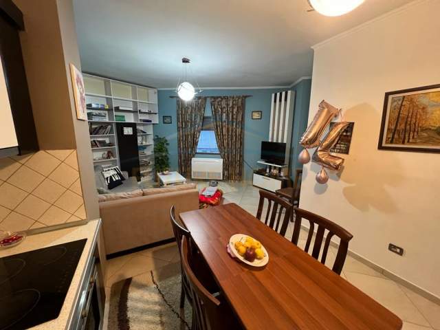 Korce, jepet me qera apartament 2+1+BLK Kati 2, 97 m² 260 Euro (Zona E Trekëndëshit, Korçë)