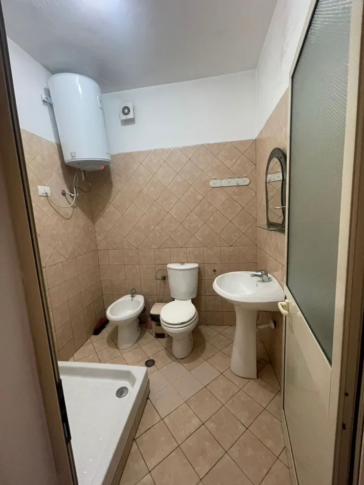 Tirane, jepet me qera apartament 2+1 Kati 9, 400 € (Jordan Misja)