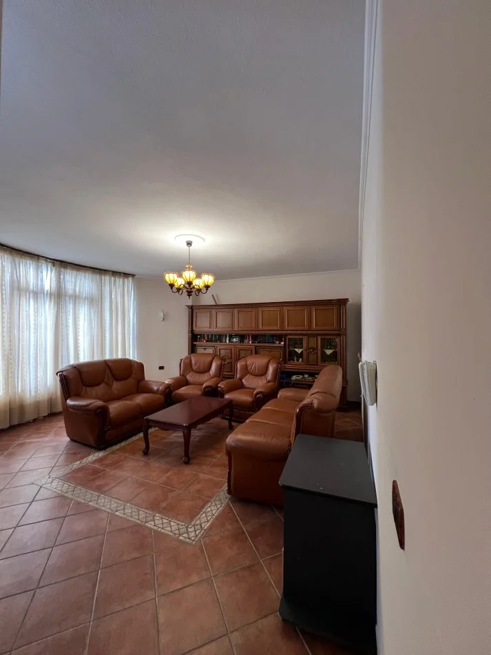 Tirane, jepet me qera apartament 3+1+Ballkon Kati 1, 140 m² 700 € (Prane Lake View Residence Liqeni)