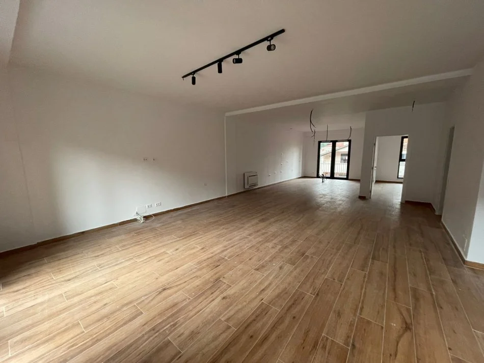 Tirane, jepet me qera zyre Kati 1, 280 m² 3.500 € (Rruga Kavajes)