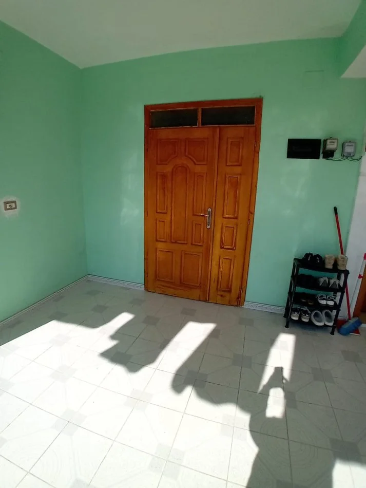 Tirane, jepet me qera shtepi 1+1+Ballkon Kati 1, 77 m² 420 € (Rruga 5 maji)