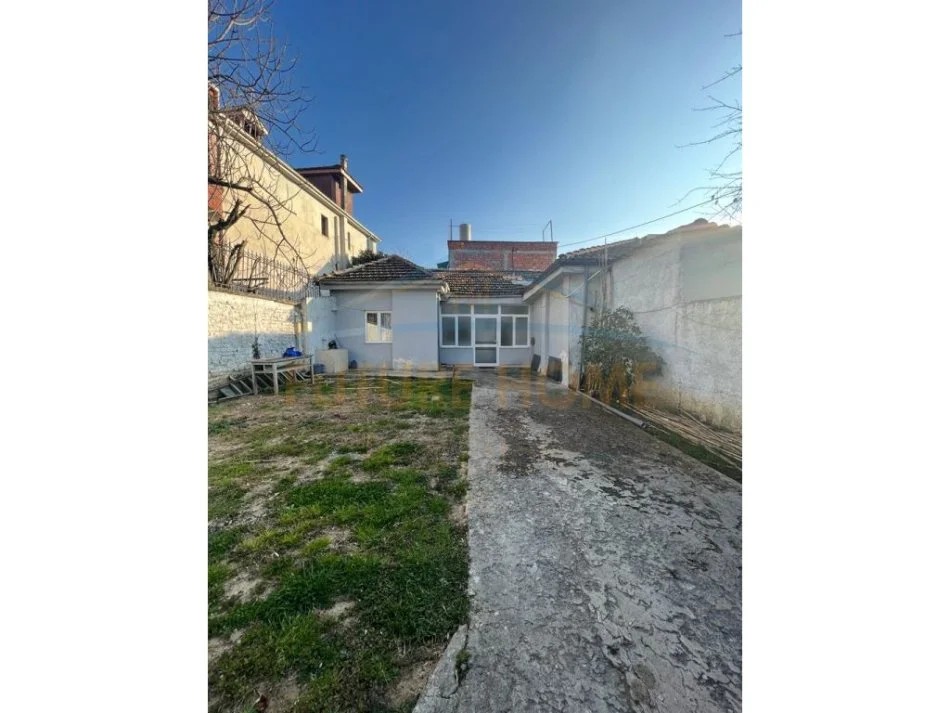 Tirane, shitet shtepi 3+1 , 239 m² (Allias)