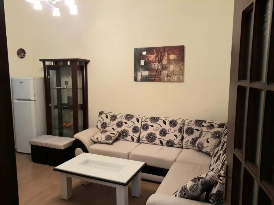 Tirane, jepet me qera apartament 2+1+Ballkon , 600 € 