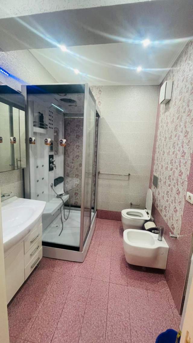 Tirane, jepet me qera apartament 3+1+A+BLK Kati 7, 130 m² 600 Euro (Barrikada)