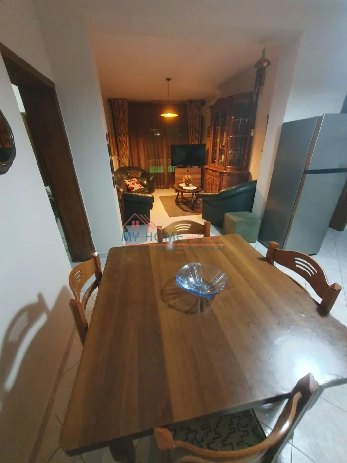 Tirane, jepet me qera apartament 2+1+Ballkon , 100 m² 600 € (Brryli)