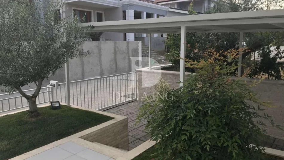 Tirane, jepet me qera Vile 2 Katshe Kati 2, 430 m² 3.000 € (Kompleksi Akacia 2)