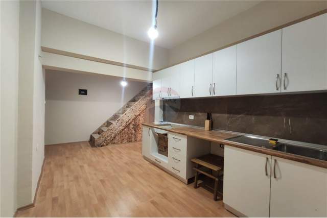 Tirane, jepet me qera apartament duplex 2+1+BLK Kati 1, 90 m² 500 Euro (Komun)