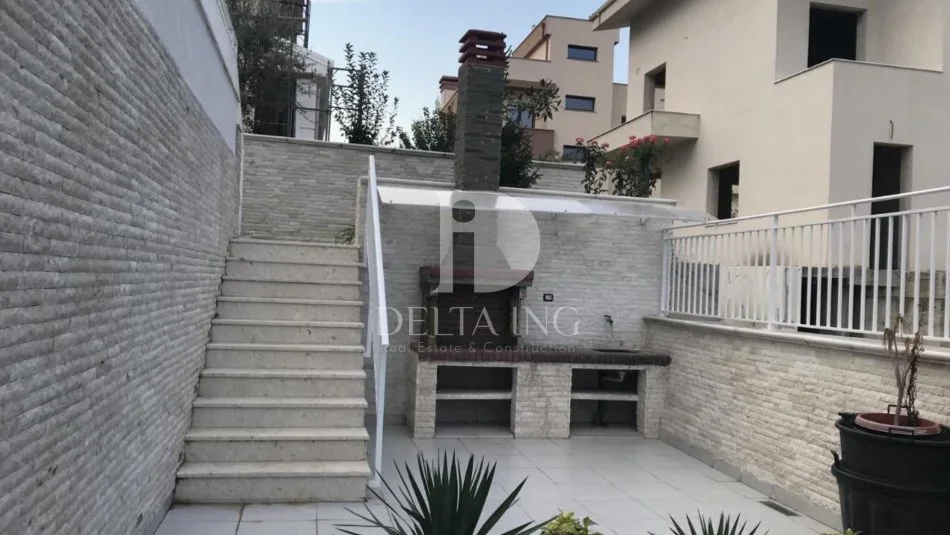 Tirane, jepet me qera Vile 2 Katshe Kati 2, 430 m² 3.000 € (Kompleksi Akacia 2)