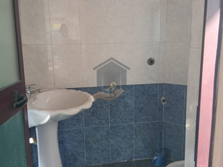 Durres, jepet me qera ambjent biznesi Kati 1, 70 m² 300 € (Tregu Industrial)