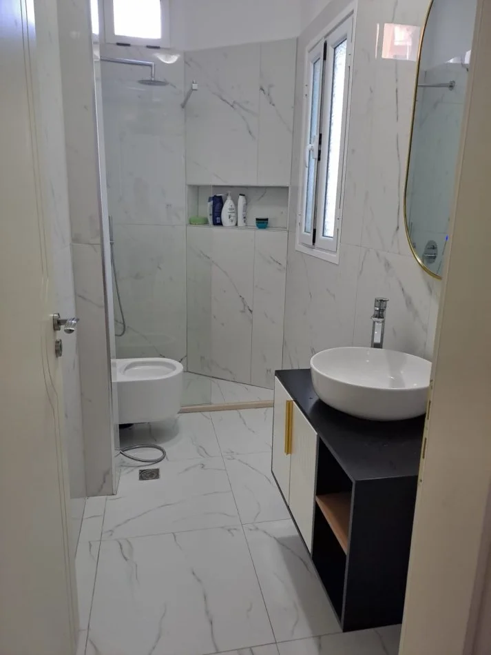Vlore, jepet me qera apartament 1+1 Kati 2, 82 m² 600 € (Lungomare)