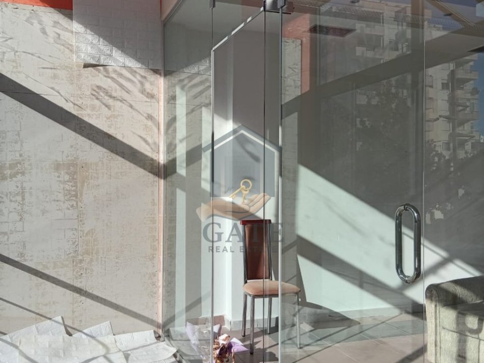 Durres, jepet me qera ambjent biznesi Kati 1, 70 m² 300 € (Tregu Industrial)