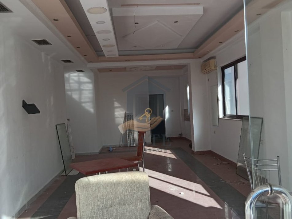 Durres, jepet me qera ambjent biznesi Kati 1, 70 m² 300 € (Tregu Industrial)