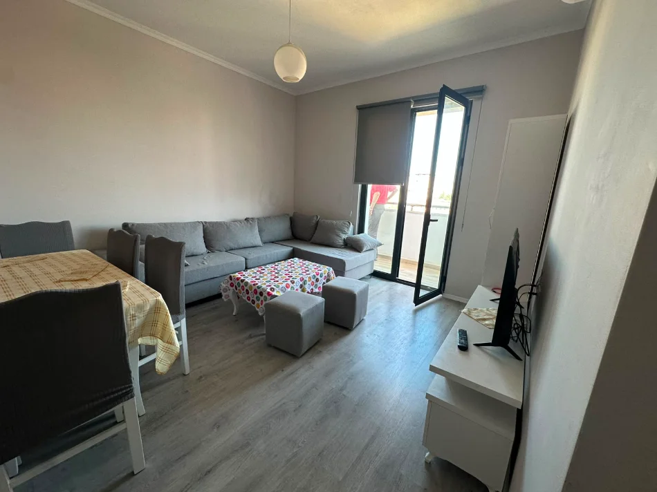 Tirane, jepet me qera apartament 2+1+Ballkon Kati 4, 10 m² 600 € 