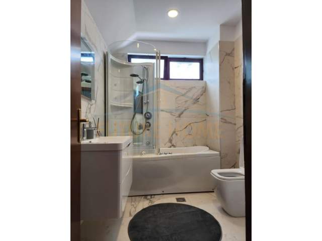 Durres, jepet me qera apartament 3+1 Kati 1, 250 m²  (Vila e Zogut, Durres)