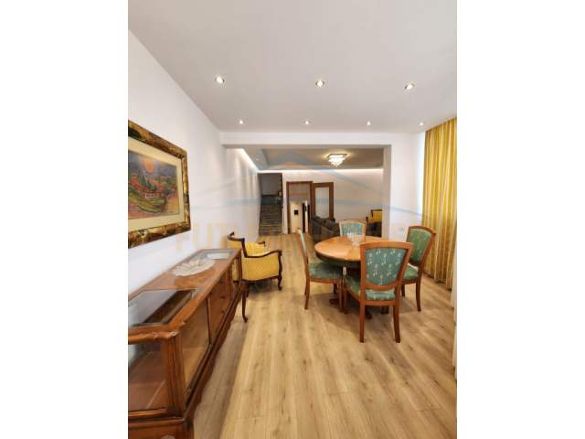 Durres, jepet me qera apartament 3+1 Kati 1, 250 m²  (Vila e Zogut, Durres)