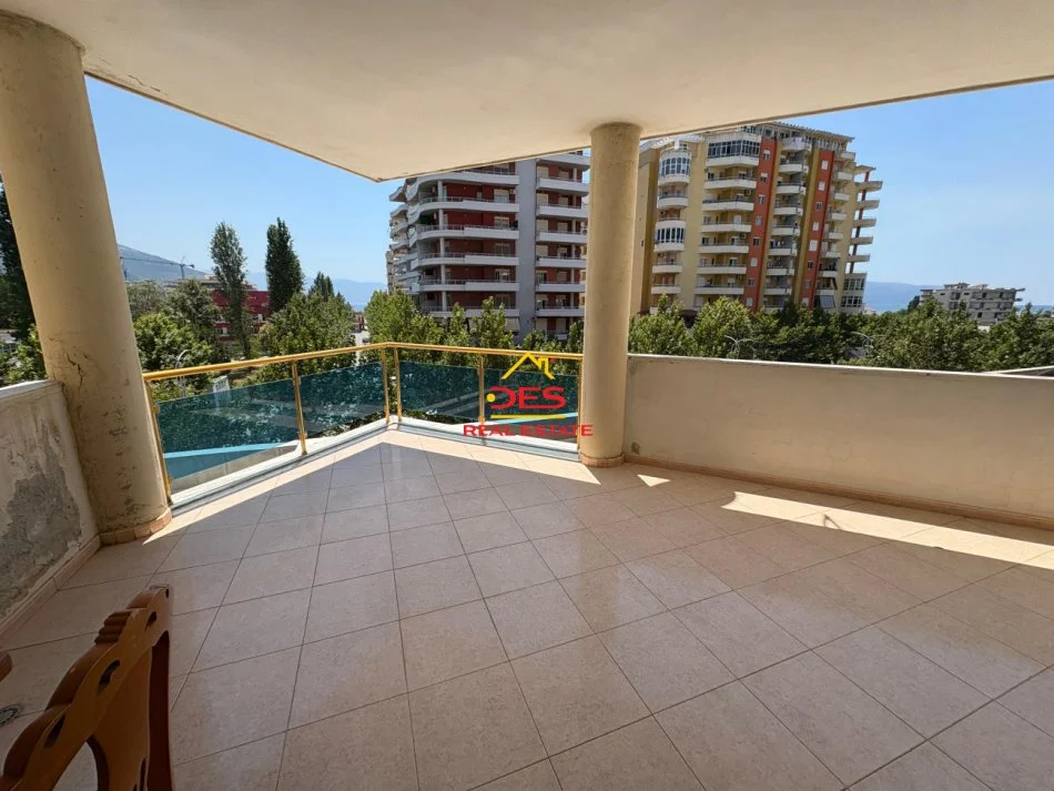 Vlore, jepet me qera apartament 2+1+Ballkon Kati 4, 120 m² 400 € (Rruga Kosova)