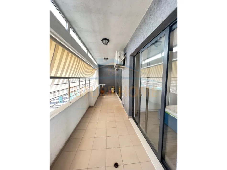 Tirane, jepet me qera apartament 2+1+Ballkon Kati 8, 104 m² 550 € (Unaza e Re)