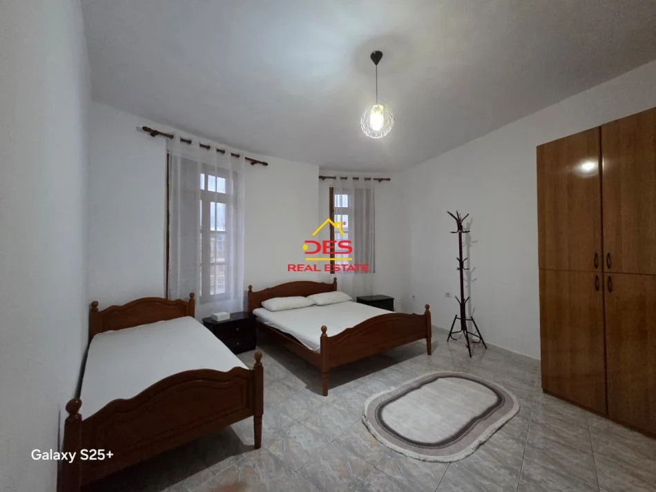 Vlore, jepet me qera apartament 1+1+Ballkon Kati 2, 70 m² 250 € (Rruga Demokracia)