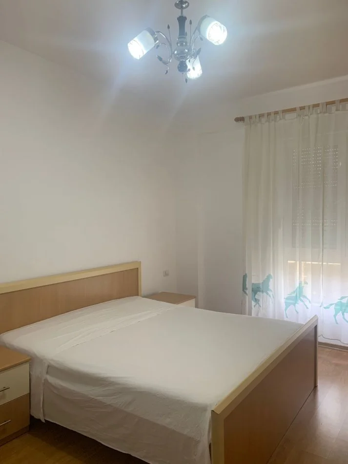 Tirane, jepet me qera apartament 2+1+Ballkon, Kati 2, 120 m² 400 € (Ish Parku)