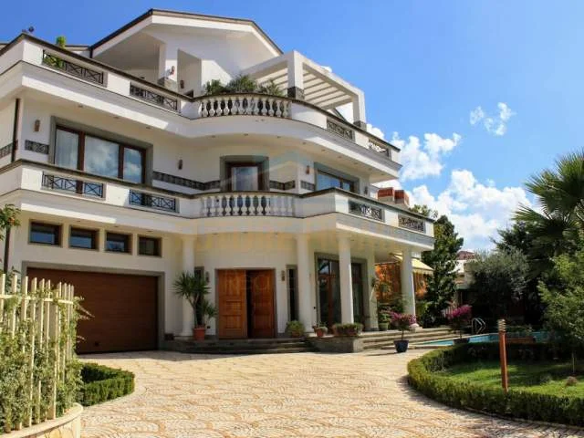 Tirane, shitet Vile 3 Katshe Kati 3, 600 m² 800.000 Euro (Vilat Amerikane)