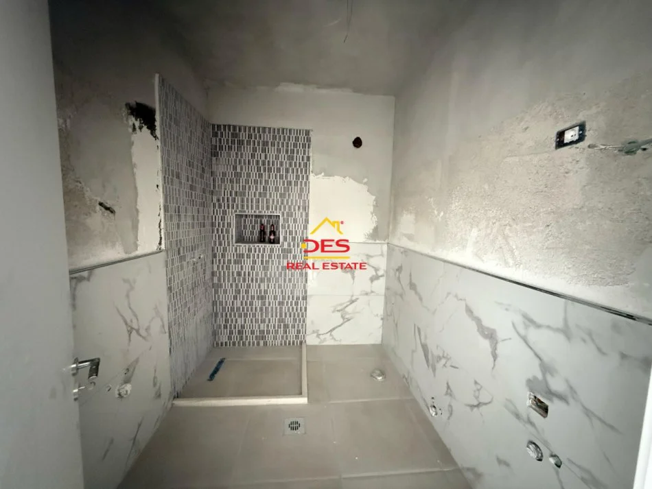 Vlore, shitet 2+1+Ballkon Kati 8, 100 m² 140.000 € (Rruga Zenel Murra)