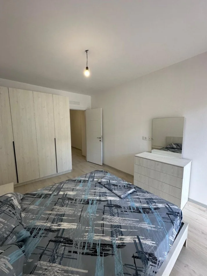 Tirane, jepet me qera apartament 1+1 Kati 1, 350 € (Kombinat)