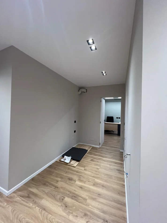Tirane, jepet me qera dyqan Kati 4, 100 m² 900 € (liqeni i thate)