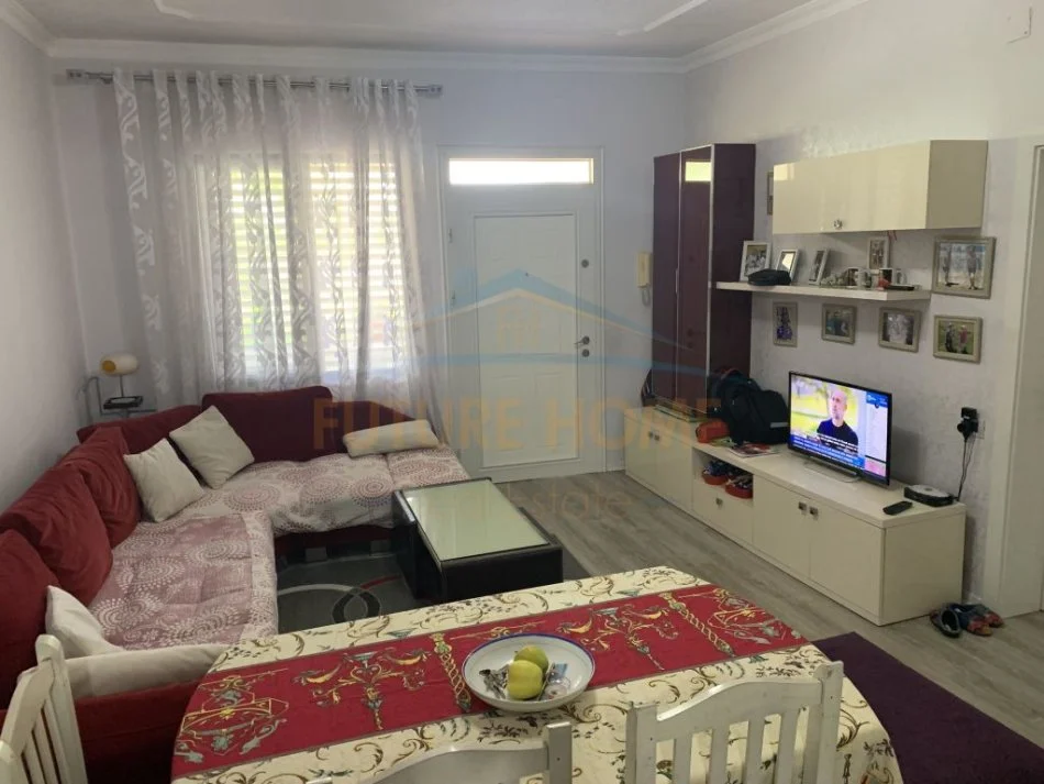 Tirane, shitet Vile 2+1 Kati 1, 180 m² 140.000 € (Rruga 'Tahir Skenderi')
