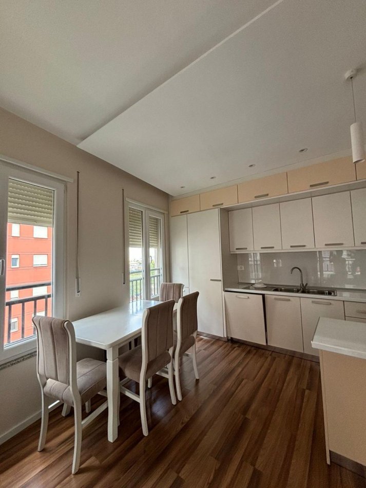 Tirane, jepet me qera apartament 2+1 Kati 4, 100 m² 500 € (Astir , Vila L2)