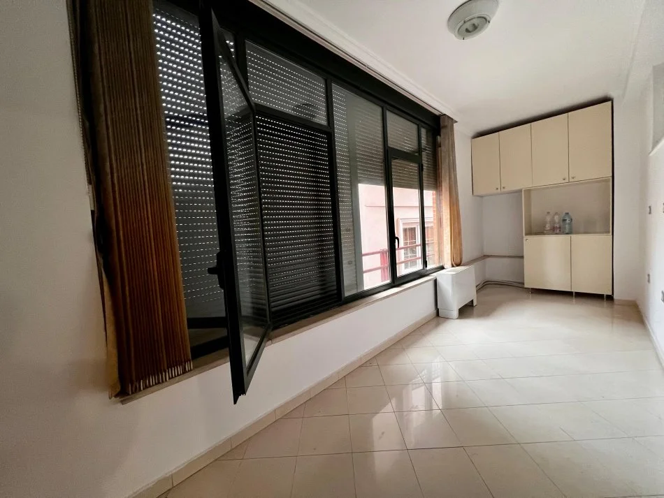 Tirane, jepet me qera apartament 3+1 Kati 3, 137 m² 950 € (MYSLYM SHYRI)