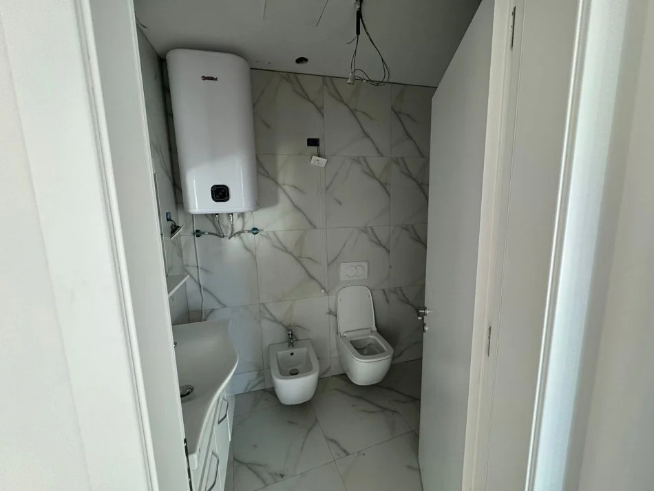 Tirane, jepet me qera apartament 3+1 Kati 3, 123 m² 1.400 € (liqeni i tiranes)