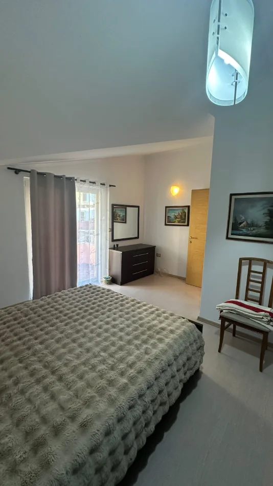Tirane, jepet me qera apartament 3+1 Kati 2, 144 m² 850 € (kristal center)