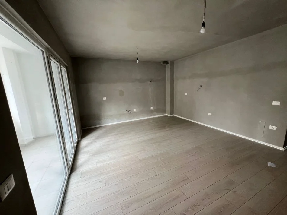 Tirane, jepet me qera zyre Kati 2, 105 m² 450 € (River Residence)