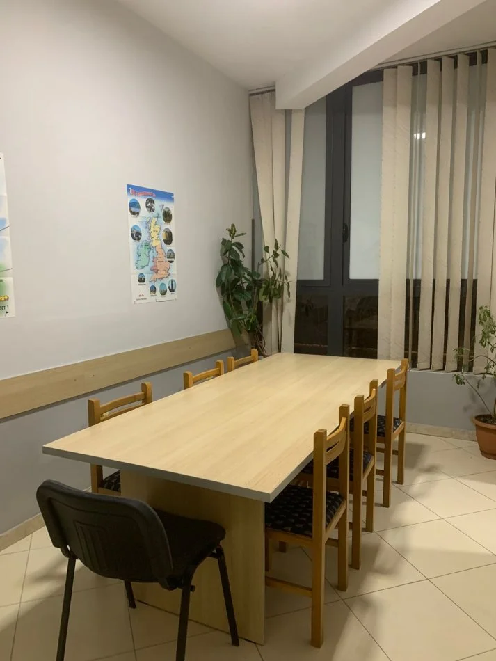 Tirane, jepet me qera ambjent biznesi Kati 1, 83 m² 500 € (YZBERISHT)