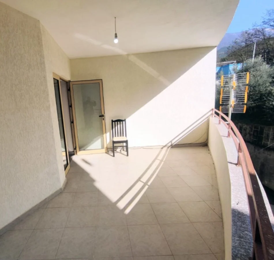 Tirane, shitet apartament 2+1+Ballkon Kati 5, 100 m² 93.000 € (Fresk,prane xhamise)