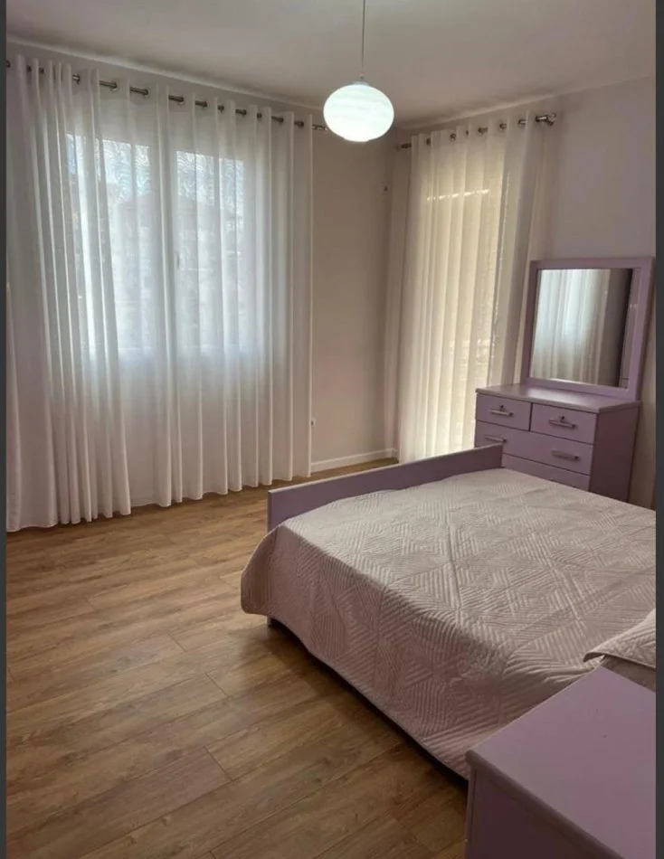 Tirane, jepet me qera apartament 2+1+Ballkon Kati 2, 100 m² 800 € 