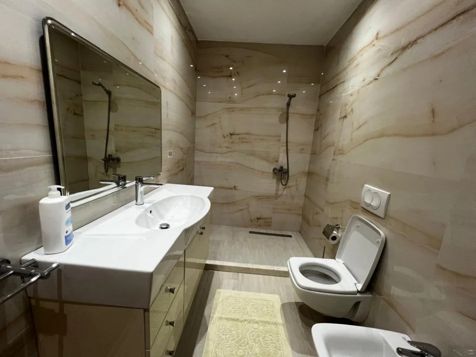 Tirane, jepet me qera apartament 2+1+Aneks+Ballkon Kati 3, 130 m² 900 € (PRANE jURIDIKUT)