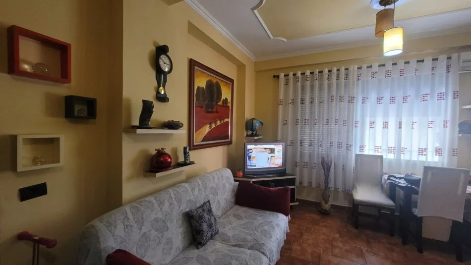 Tirane, jepet me qera apartament 2+1+Ballkon Kati 1, 550 € (Mine Peza)