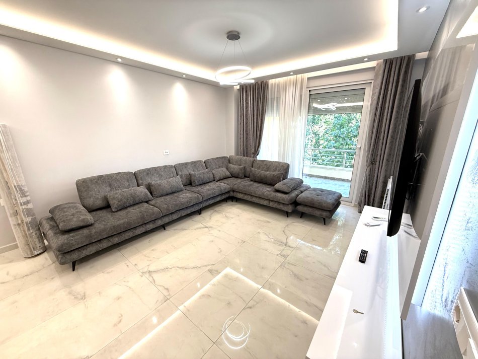 Tirane, jepet me qera 2+1 Kati 3, 90 m² 700 € (ish fusha e aviacionit)
