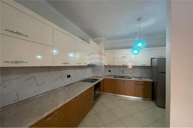 Tirane, jepet me qera apartament 1+1+BLK 70 m² 500 Euro (Marko Bocari)