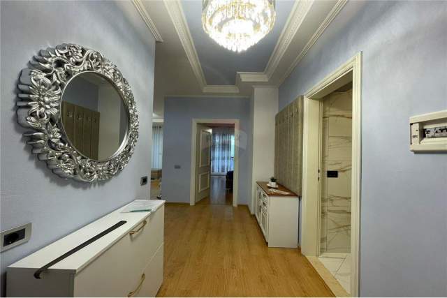 Tirane, jepet me qera apartament 2+1 120 m² 1.200 Euro