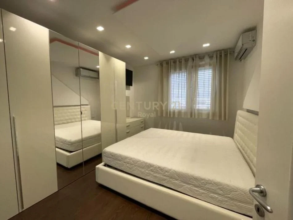 Tirane, jepet me qera apartament 2+1+Ballkon, Kati 4, 103 m² 600 € (qendra kristal)