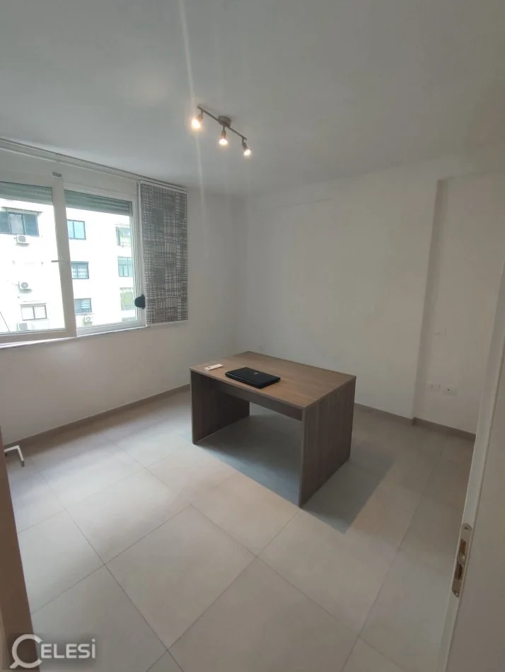 Tirane, jepet me qera apartament 2+1+Ballkon Kati 4, 80 m² 600 € (MYSLYM SHYRI)
