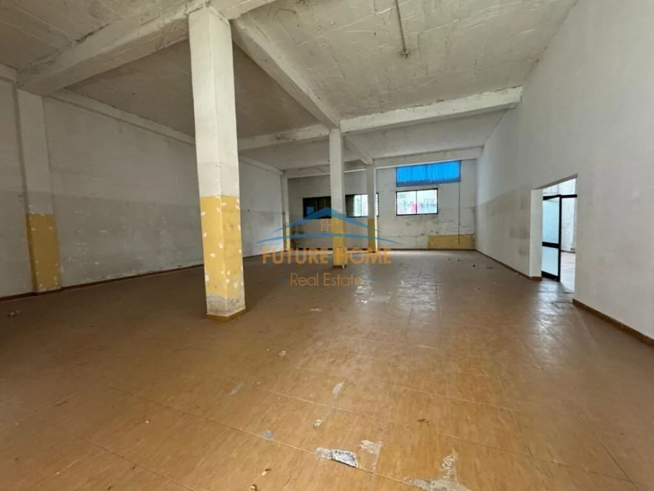 Tirane, jepet me qera magazine Kati 0, 330 m² 2.300 € (5 maji)