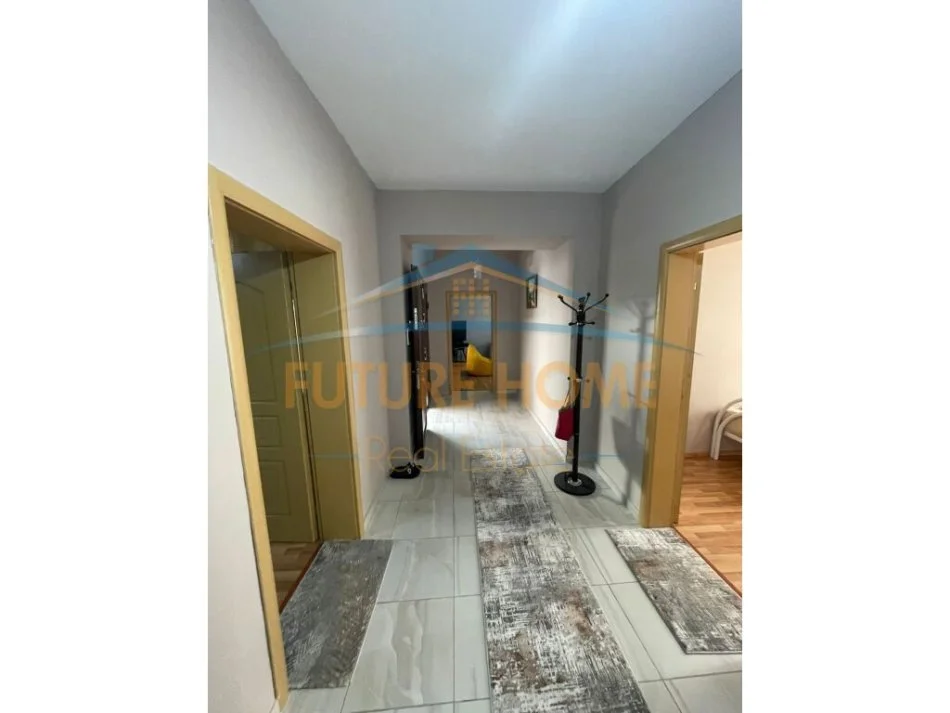 Tirane, jepet me qera apartament 3+1+Aneks+Ballkon Kati 0, 150 m² 750 € (sharvallet)