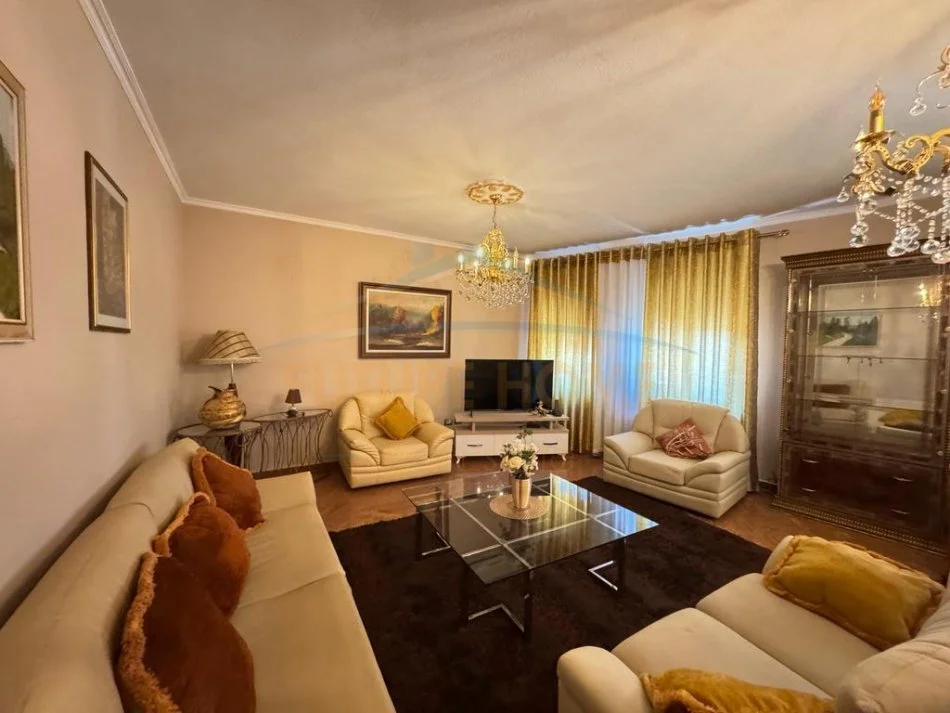 Tirane, jepet me qera apartament 2+1+Aneks+Ballkon Kati 4, 115 m² 900 € (qender)