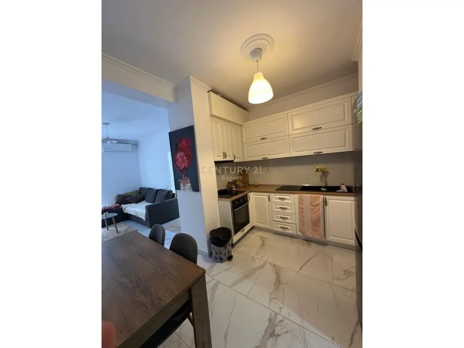 Tirane, jepet me qera apartament 1+1 Kati 3, 52 m² 650 € (Sheshi Willson)