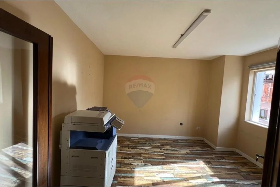 Tirane, jepet me qera zyre , 59 m² 700 € (Rruga Sami Frashëri)