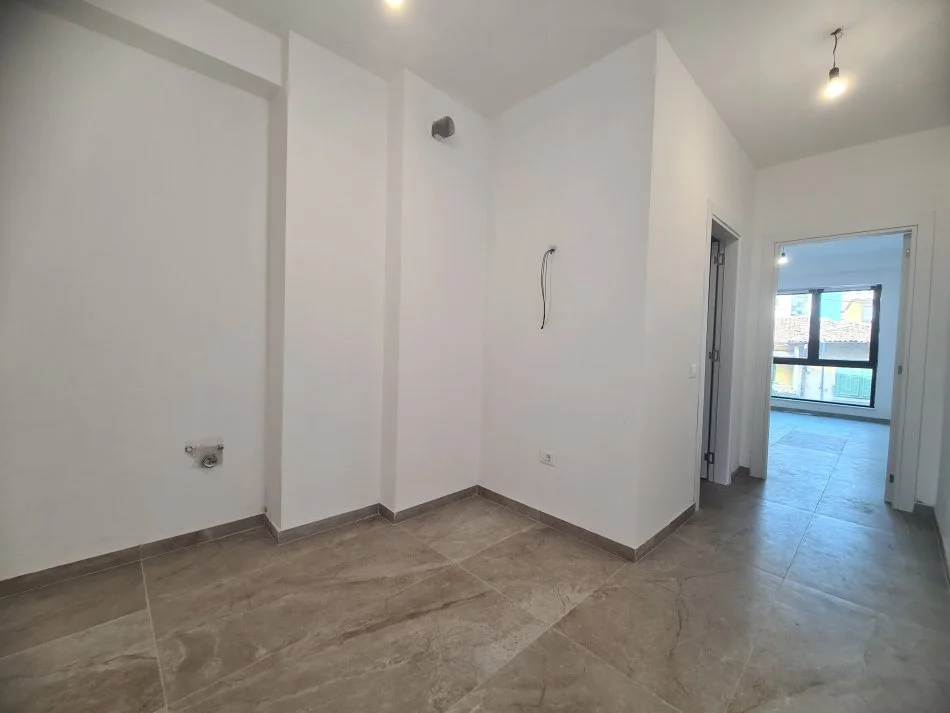 Tirane, shitet apartament 2+1+Ballkon Kati 1, 97 m² 225.000 € (Rruga Myslym Shyri)